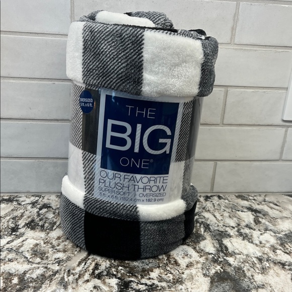 The Big One | Bedding | New The Big One Oversized Plush Throw 5 Ft X 6 ...